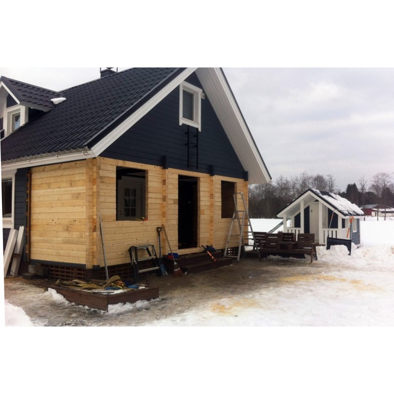 Hirsirakennuksen laajennus - Terassin etuosan lisähirret asennettuina