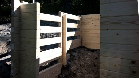 Monitoimivarasto Suviranta - Kallinurkkauksen tekoa