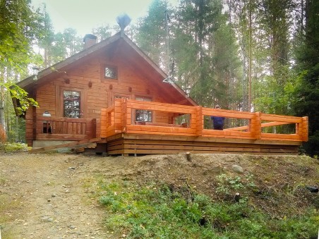 Terassin kaiteet hirsimökki Huvikumpuun