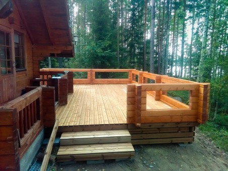 Terassin kaiteet hirsimökki Huvikumpuun