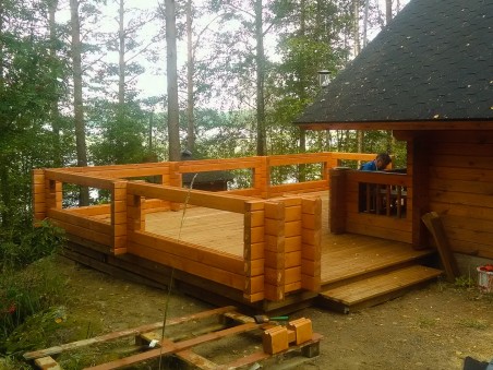 Terassin kaiteet hirsimökki Huvikumpuun