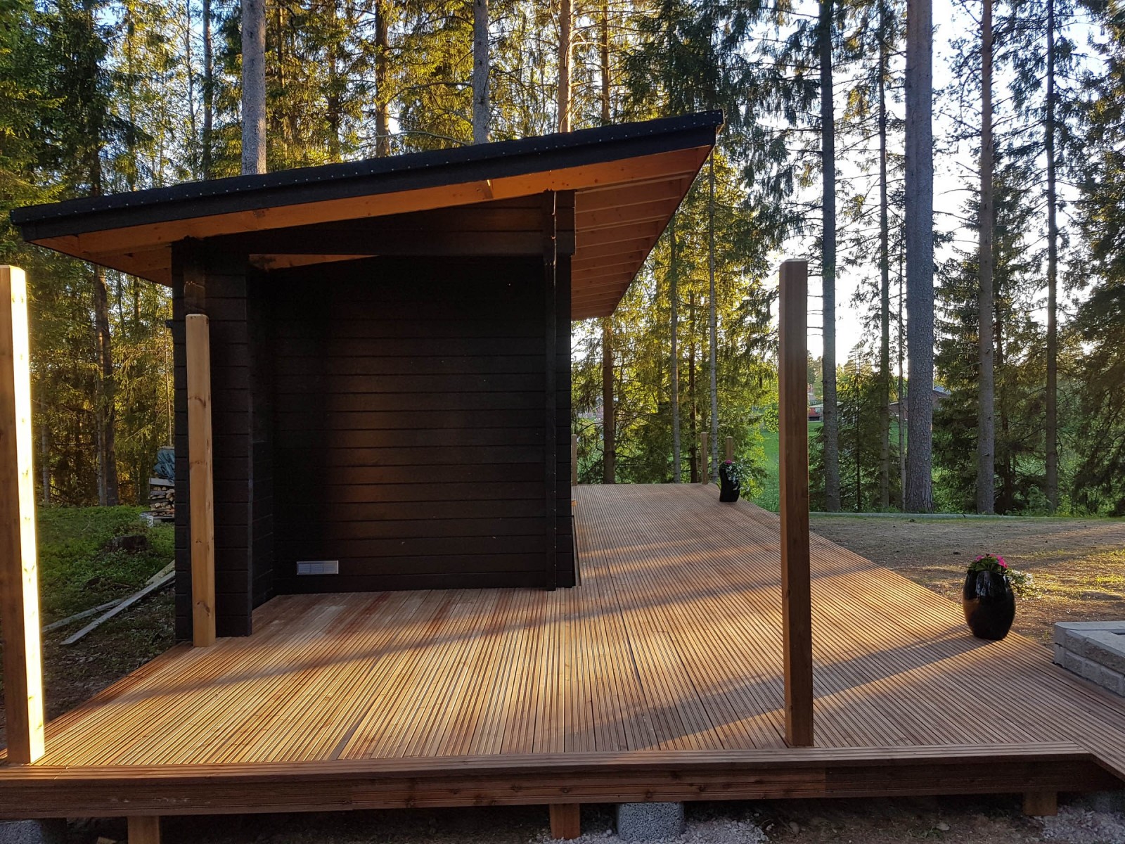 Sauna Pisara - rakennus grillikatoksen päädystä