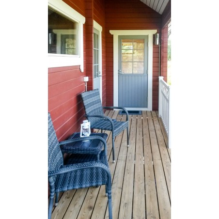 Sauna Peippo - Valokuva terassilta tuvan pääovea kohti, sauna ja pesuhuone jää vasemmalle