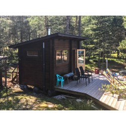 Sauna Loimu, toimitusvalmis hirsikehikko 70x145 - Asiakkaan pystyttämä versio hieman isommalla etuikkunalla